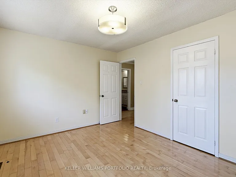 73 Jessica Gdns — Photo 27