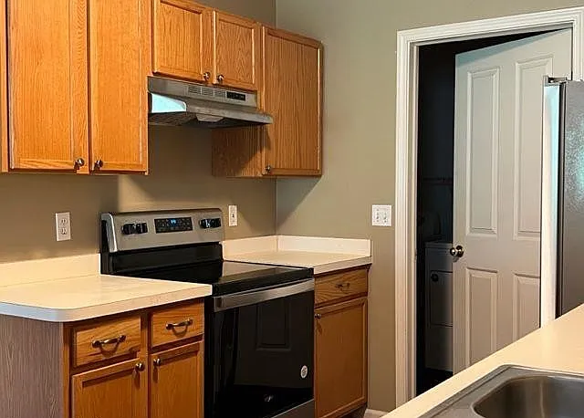 Electric kitchen range included