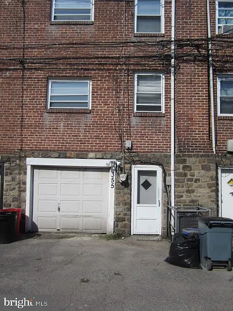 3 bed, 1.0 bath, 1296 sqft, $1,800 — Photo 2