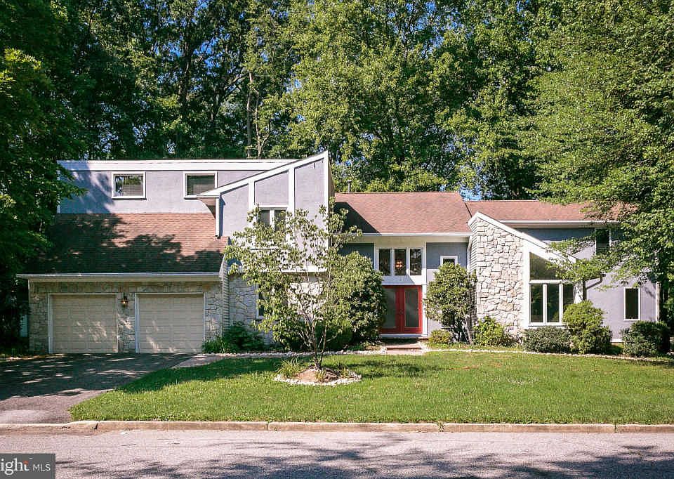 1st image of 111 Bentley Dr