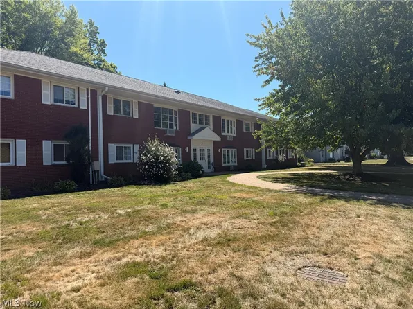2 Meadowlawn Dr Unit 8, Mentor, OH 44060