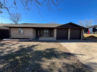 2304 NW Robinhood Dr, Lawton, OK 73505