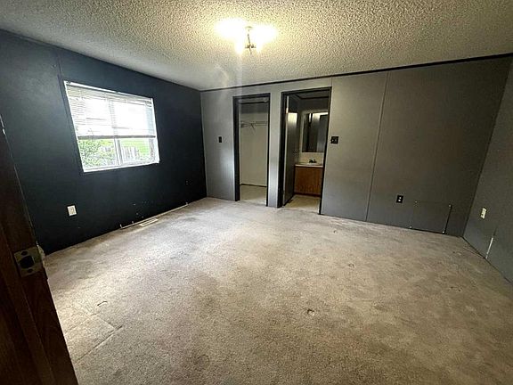 3rd image of 39 Maple Dr W