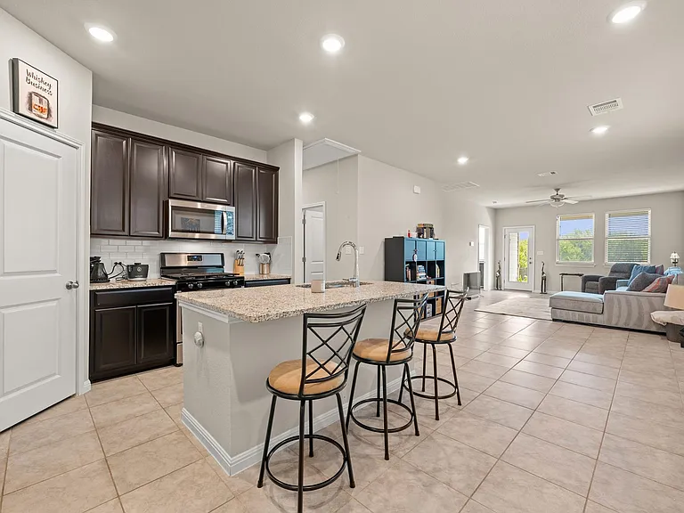 329 Serpens St — Photo 4