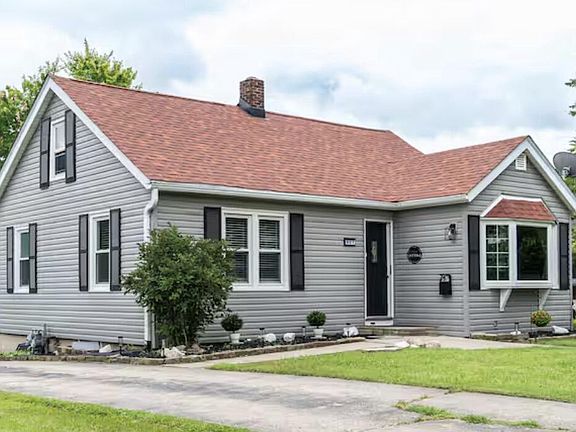 2nd image of 927 Clover STREET