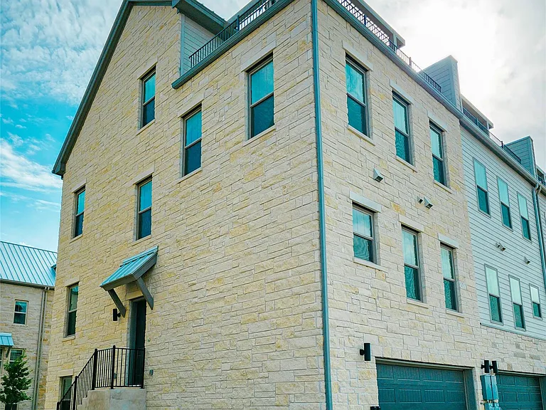 225 John Webster St — Photo 2