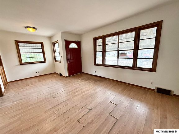 2nd image of 203 1st St NE