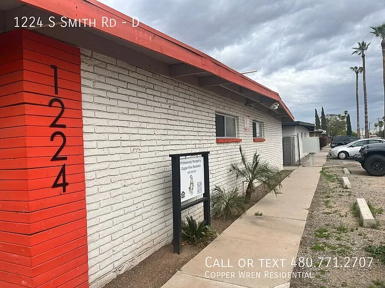 1224 S Smith Rd #D — Photo 2