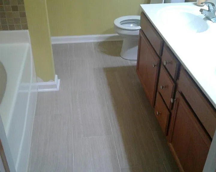 Master bathroom w/ garden tub & separate shower