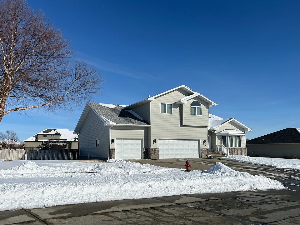 2nd image of 3018 Golf View Dr