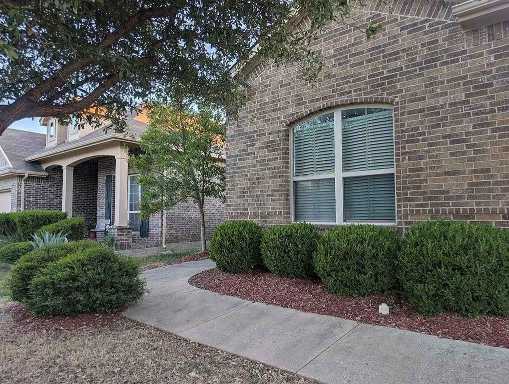 3 bed, 2.0 bath, 1441 sqft, $2,075 — Photo 2