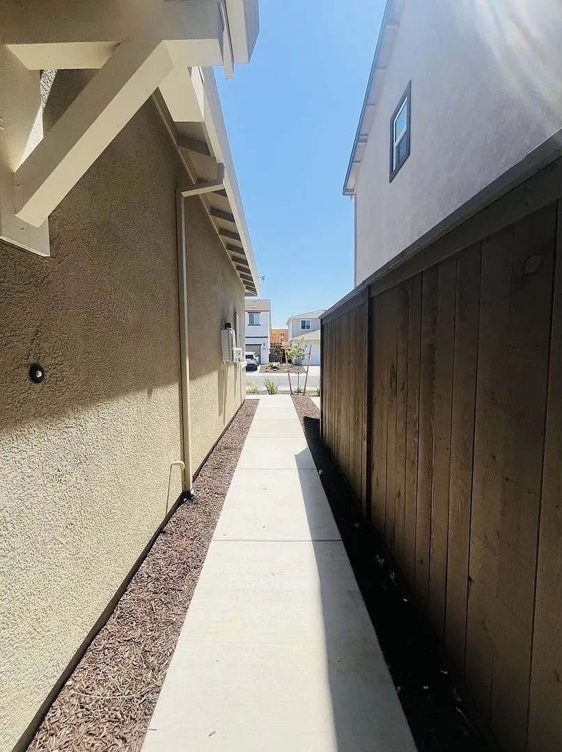 330 — Photo 4