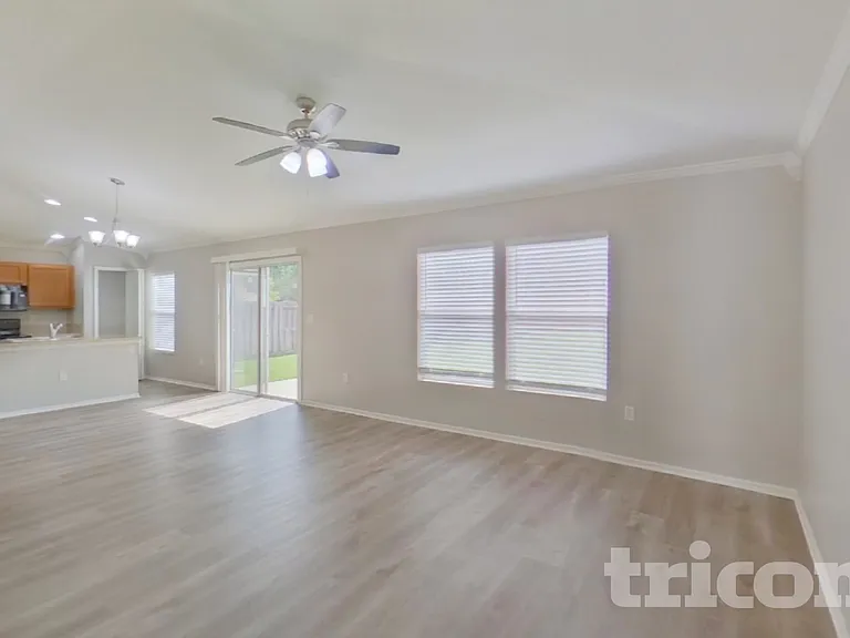 11931 Alexandra Dr — Photo 3