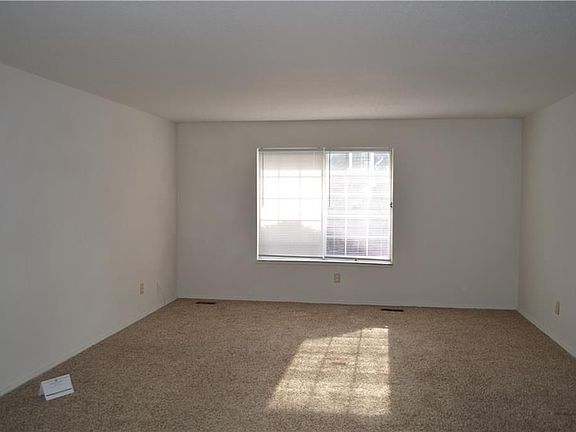 3rd image of 922 Hoover Village Dr APT B