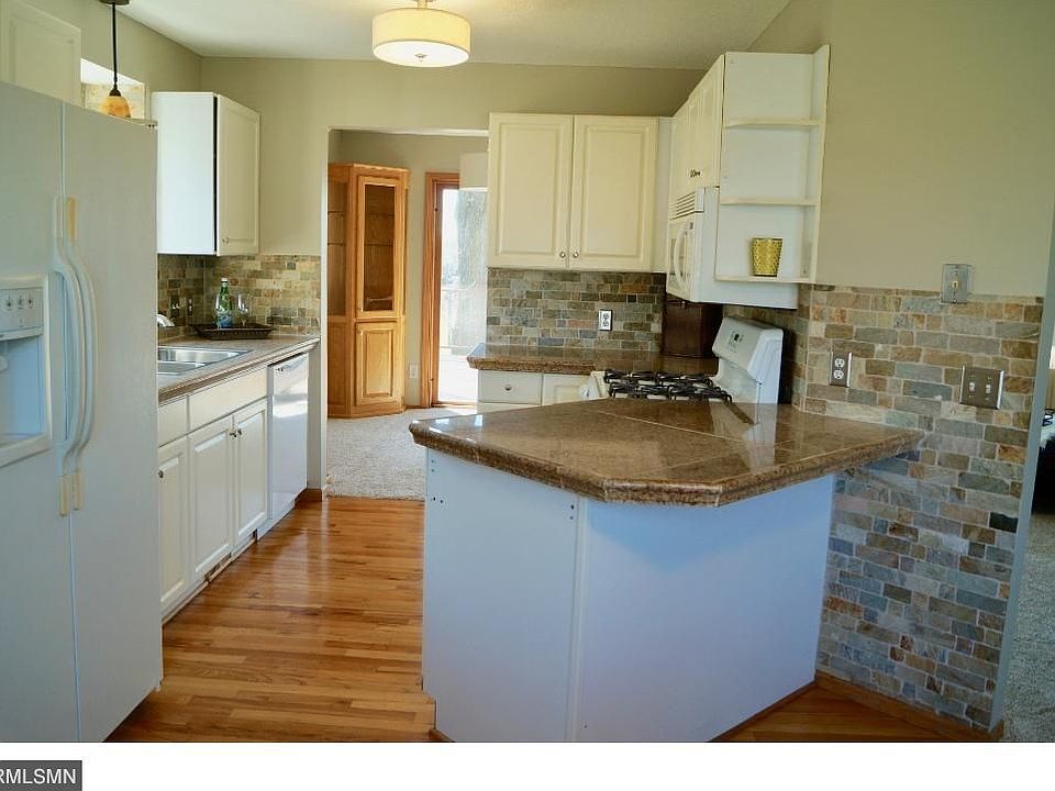 Informal dining room adjacent to the kitchen - perfect for daily dining. Great natural light!