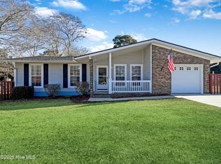 16 Cherokee Dr, Hubert, NC 28539