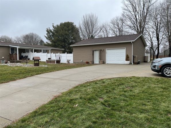 4497 King Arthur Dr, Uniontown, OH 44685