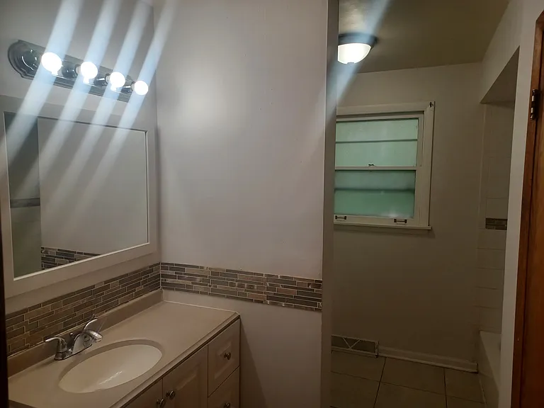 13816 S Tracy Ave — Photo 5
