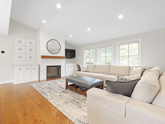 4th image of 22 Fox Hill Dr
