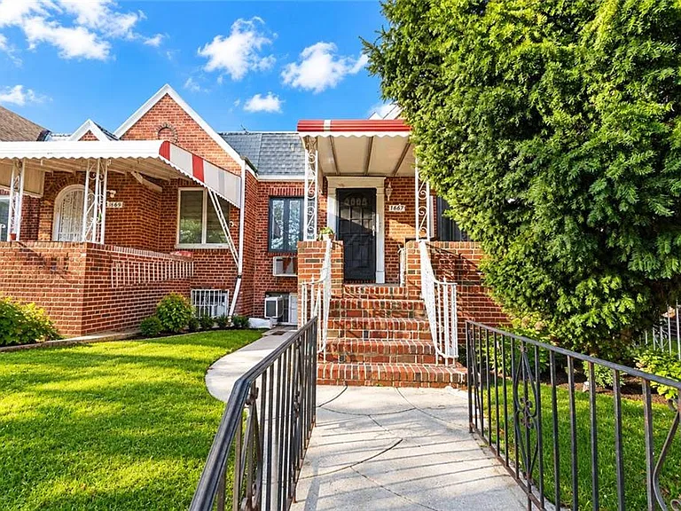 2-bedroom house for sale in Sheepshead Bay-Manhattan Beach-Gerritsen Beach