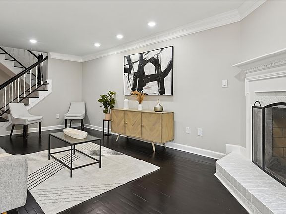 5th image of 6325 Chaucer View Cir
