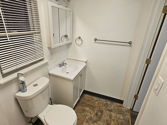 3rd image of 564 W Chestnut St Floor 1