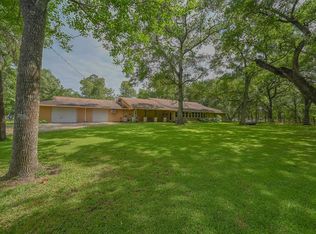 20511 Lake View Rd, Damon, TX 77430