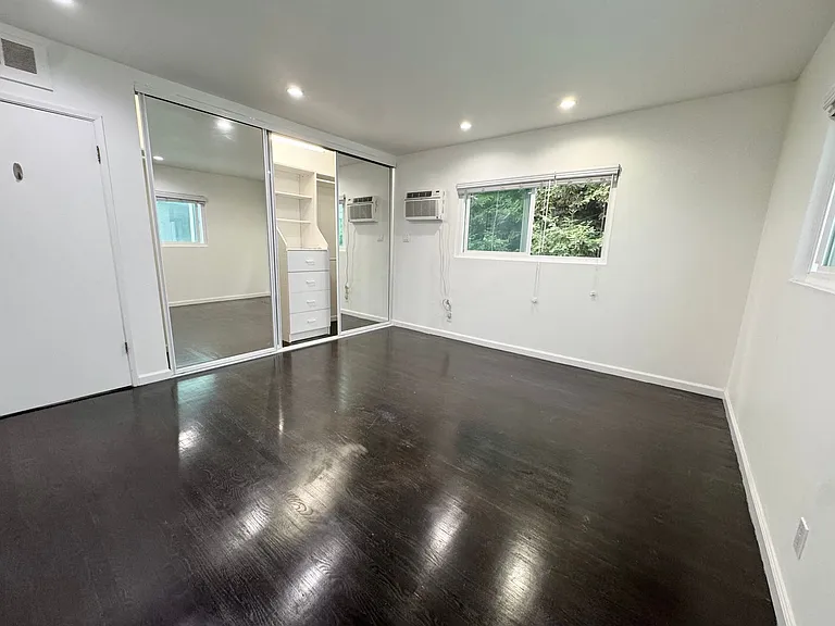 307 S Clark Dr — Photo 17