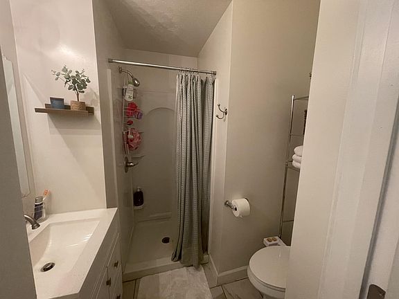 5th image of 2415 Maplewood Ave APT 10