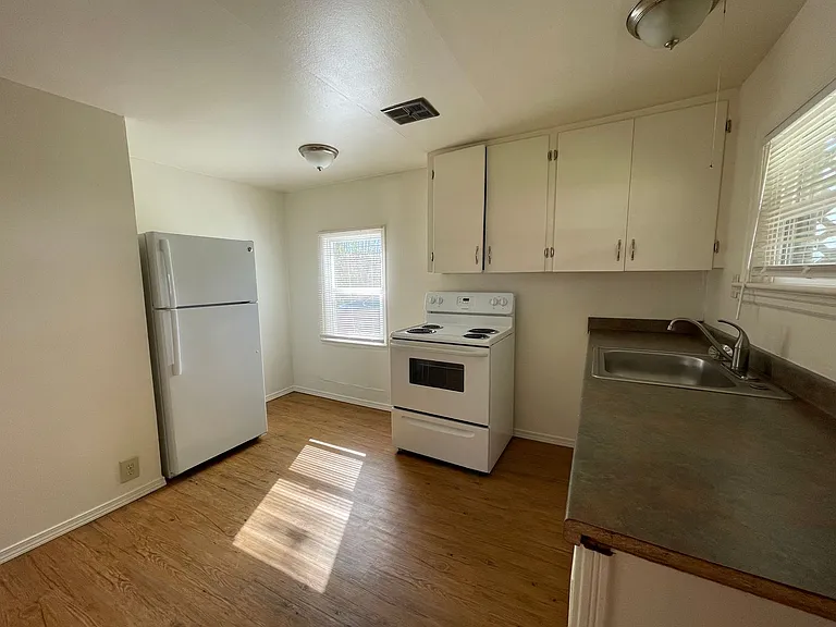442 W Fair St — Photo 6