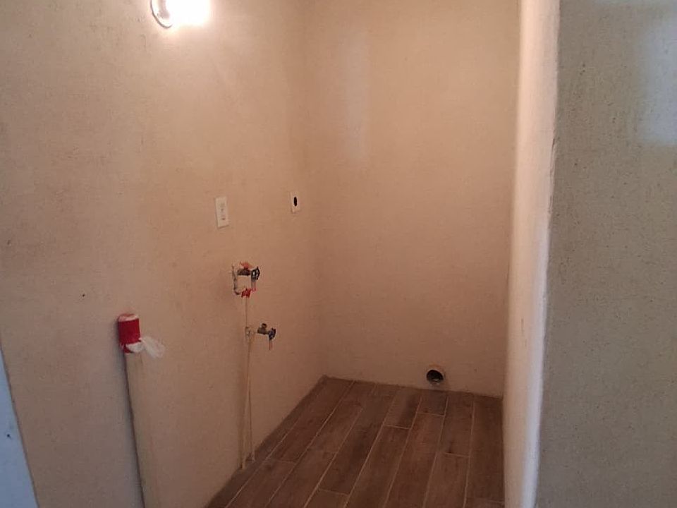 1st image of 905 W Mayfield Blvd
