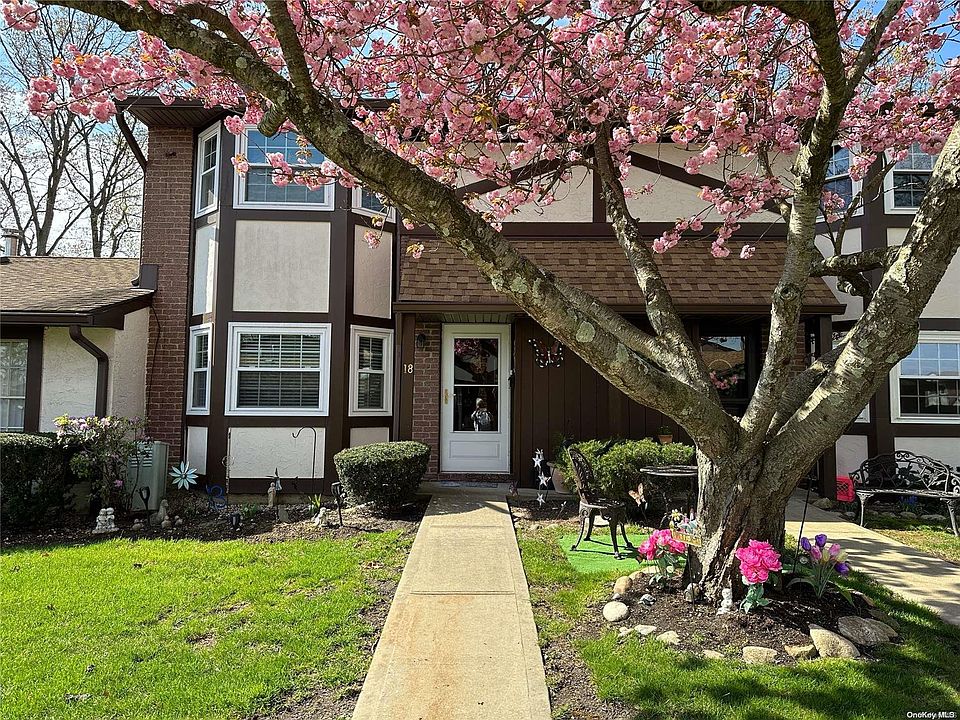 1st image of 18 Sunhollow Court #18