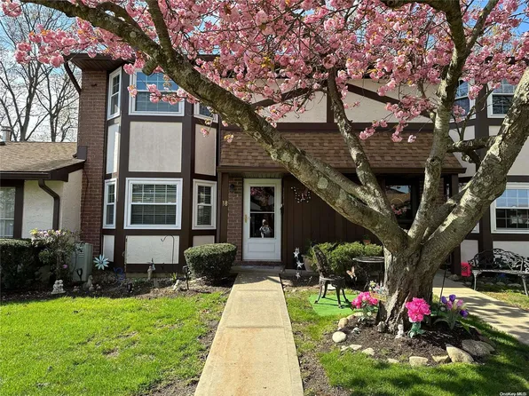 18 Sunhollow Court #18, Deer Park, NY 11729