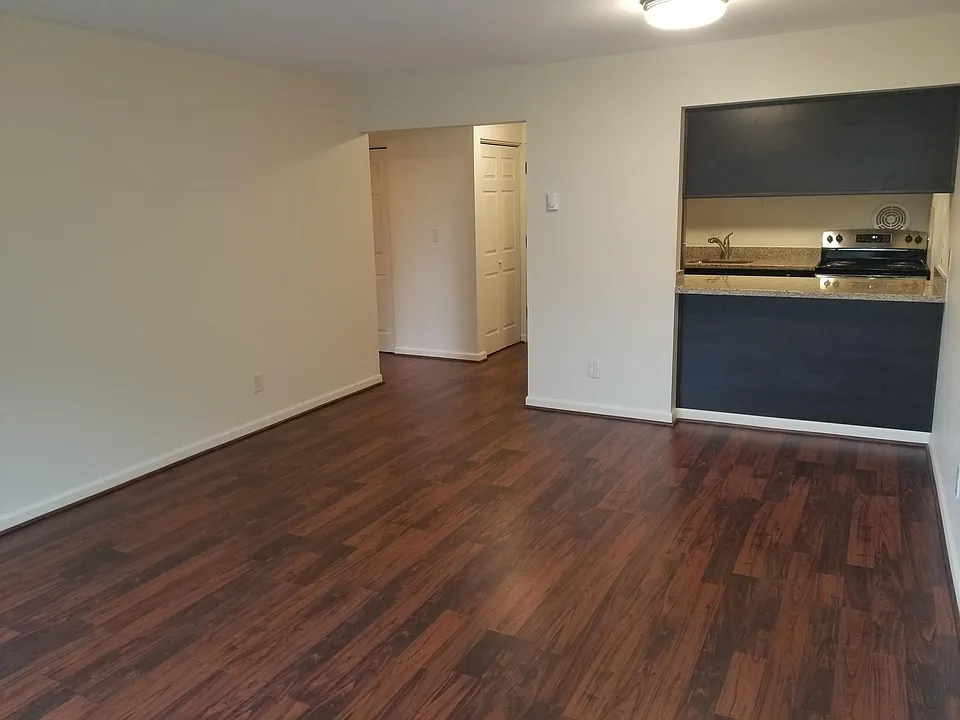 400 W Roy St #202