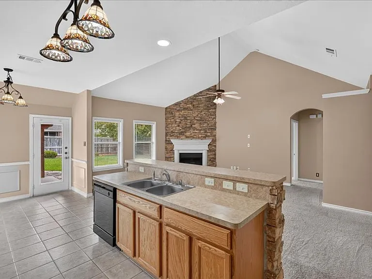 5912 Meadowglen Dr — Photo 10