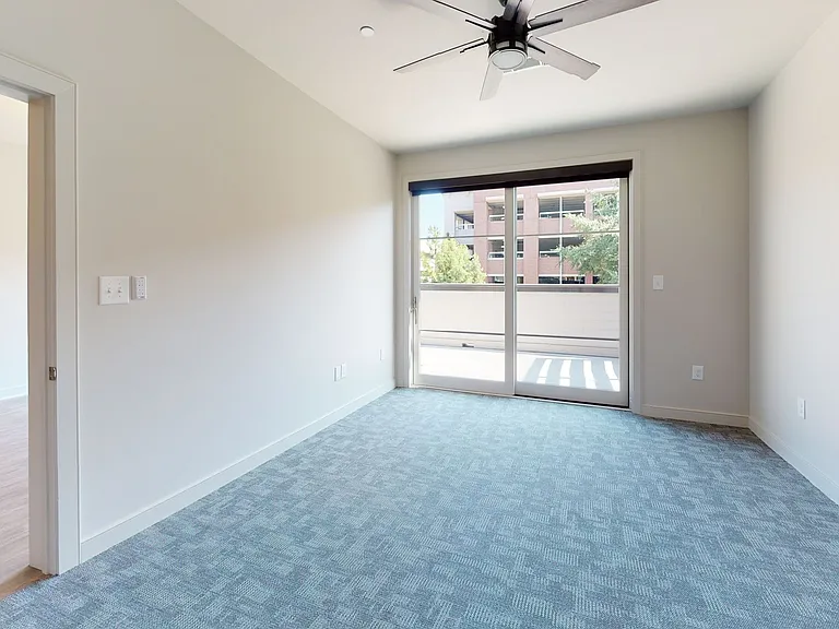 142 Social: Luxury 1 & 2 bedroom apartments with private outdoor space and covered, secured parking. — Photo 20