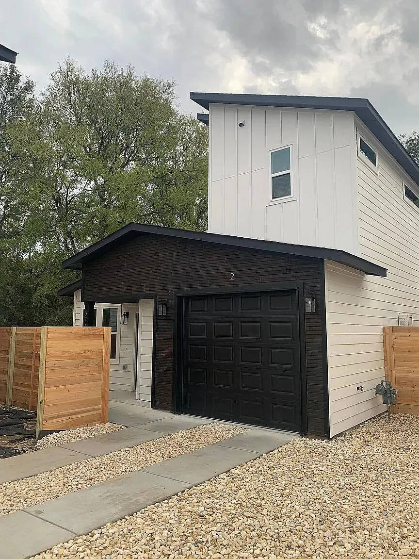 2 bed, 2.0 bath, 972 sqft, $2,500 — Photo 2