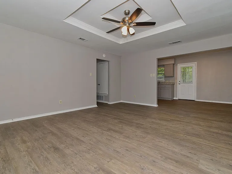 4008 Templeton St — Photo 4