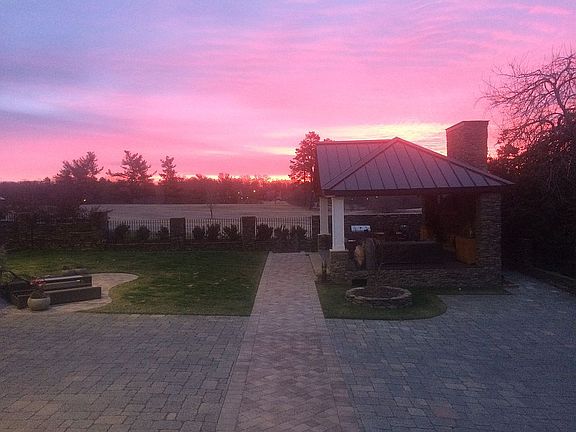 Outdoor cabana with kichen