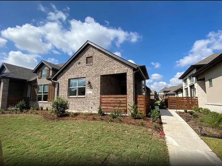 1625 Dewberry Ln — Photo 2