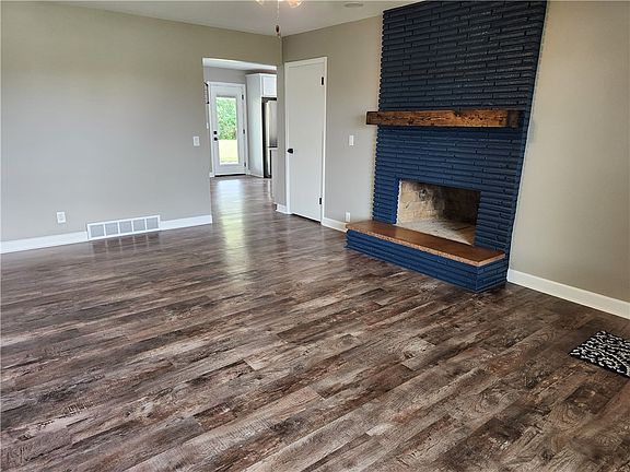 5th image of 1015 W Marion St