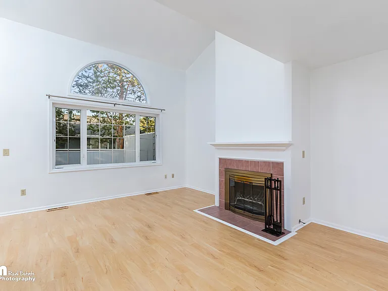 1821 Commodore Dr — Photo 2