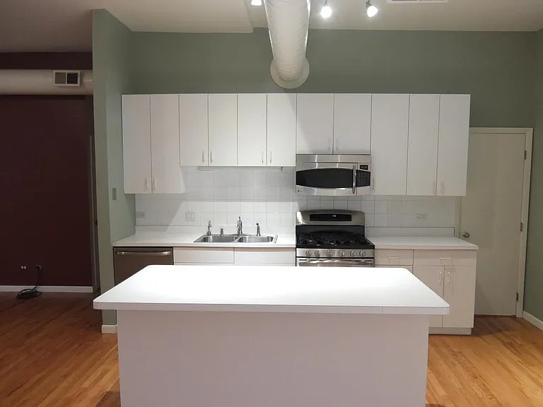 400 N Racine Ave #220 — Photo 2