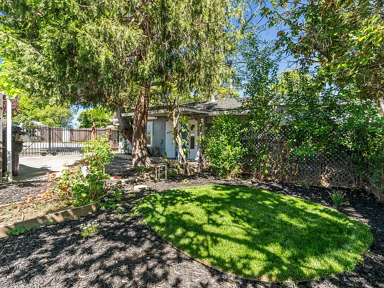 210 1/2 C St — Photo 15
