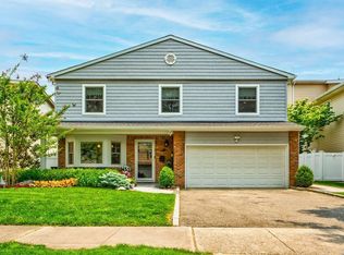 16 Marlin Ln, Port Washington, NY 11050