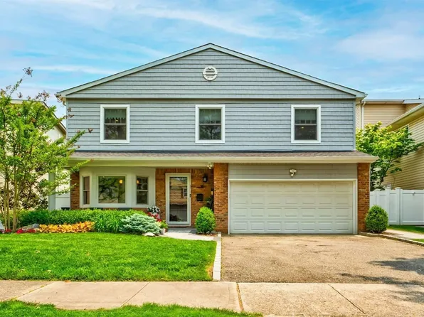 16 Marlin Lane, Port Washington, NY 11050
