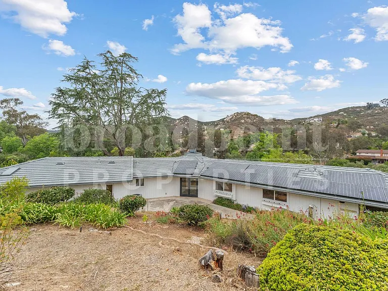 2113 Sleepy Hollow Rd — Photo 42