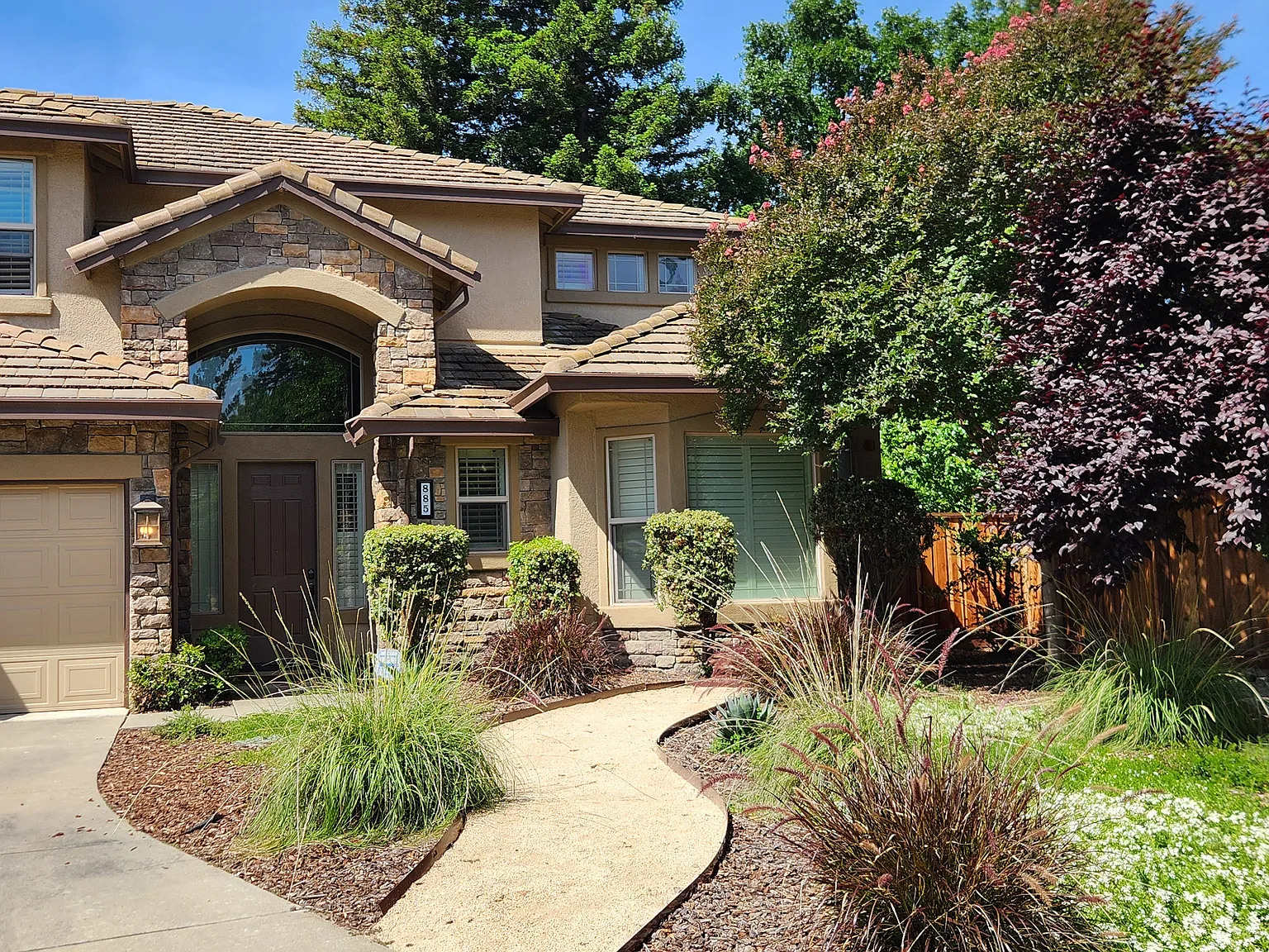 885 Wedgewood Ct — Photo 2