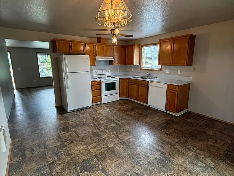 2179 Dahlia St — Photo 5