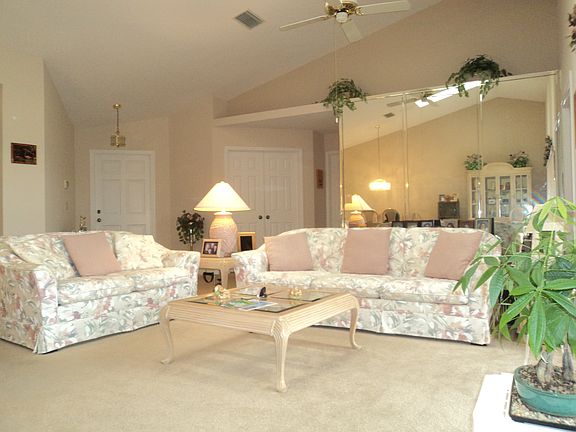 4th image of 449 SW Jefferson Cir